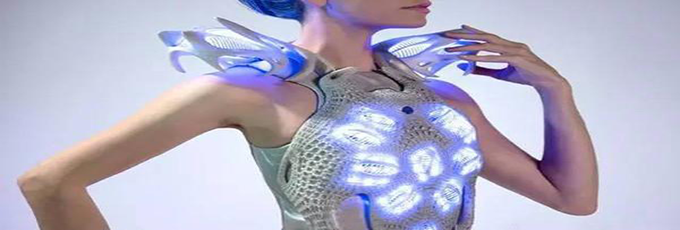 回收塑料瓶制成的“未来服装” 环保还暖和