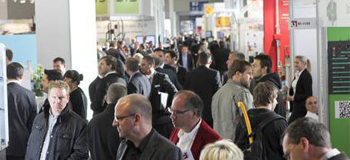 大雨滂沱,国内外航班纷纷取消和延误。广州没有为5月下旬召开的全球第二大塑料展提供最理想的环境。